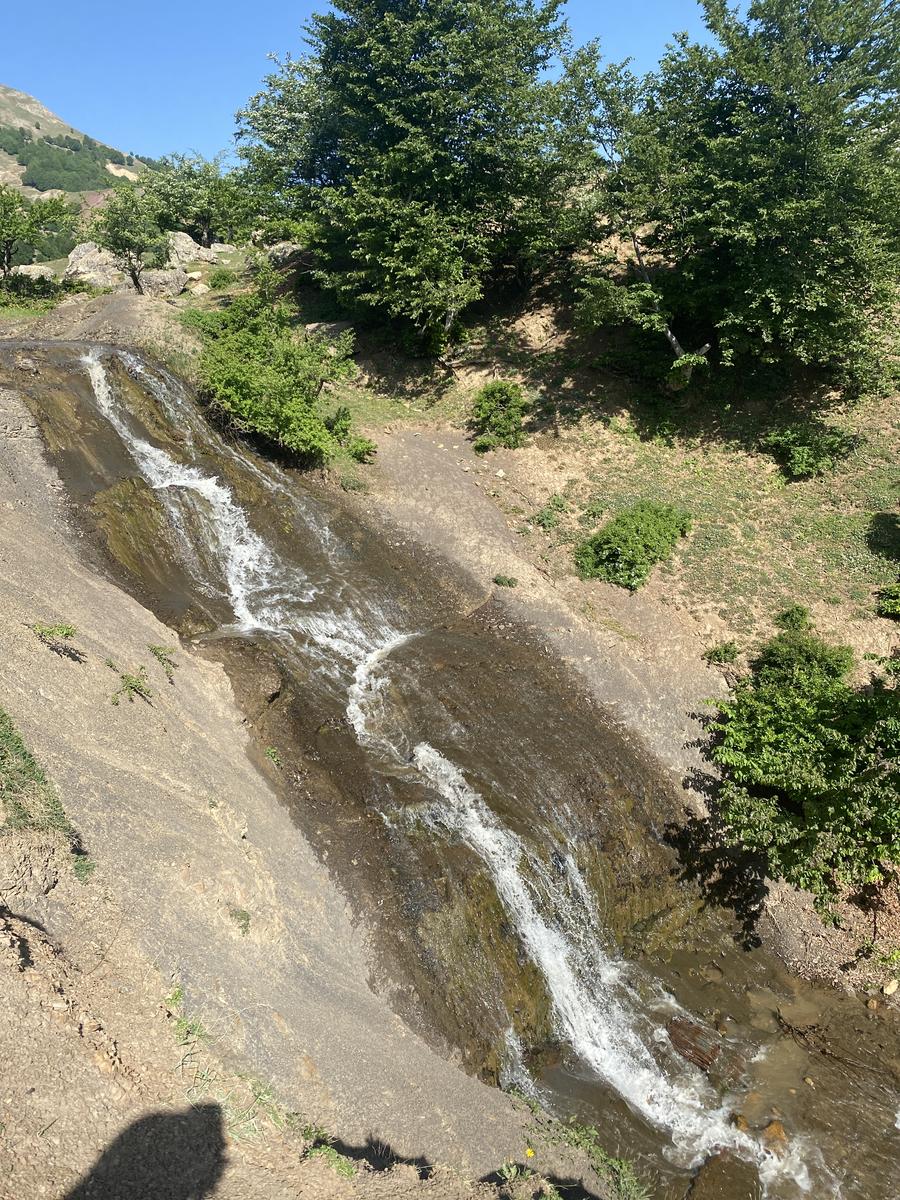 آبشار در مسیر ییلاق کوه روبار, Waterfall in Kurubar Route
