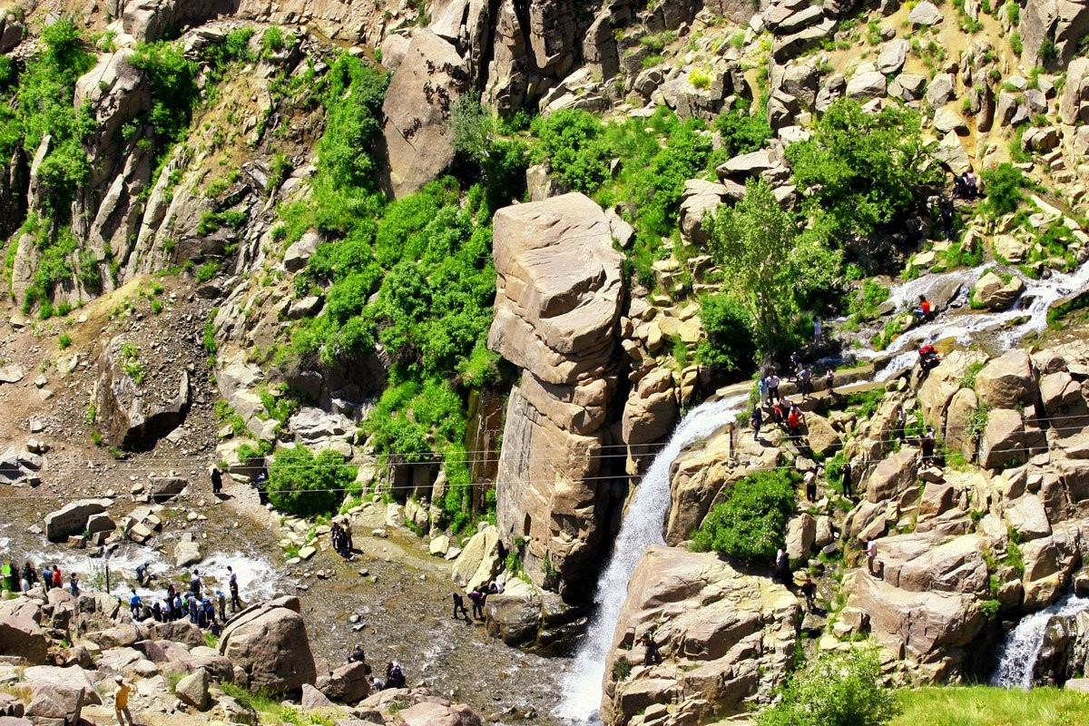آبشار گنجنامه, Ganjnameh Waterfall