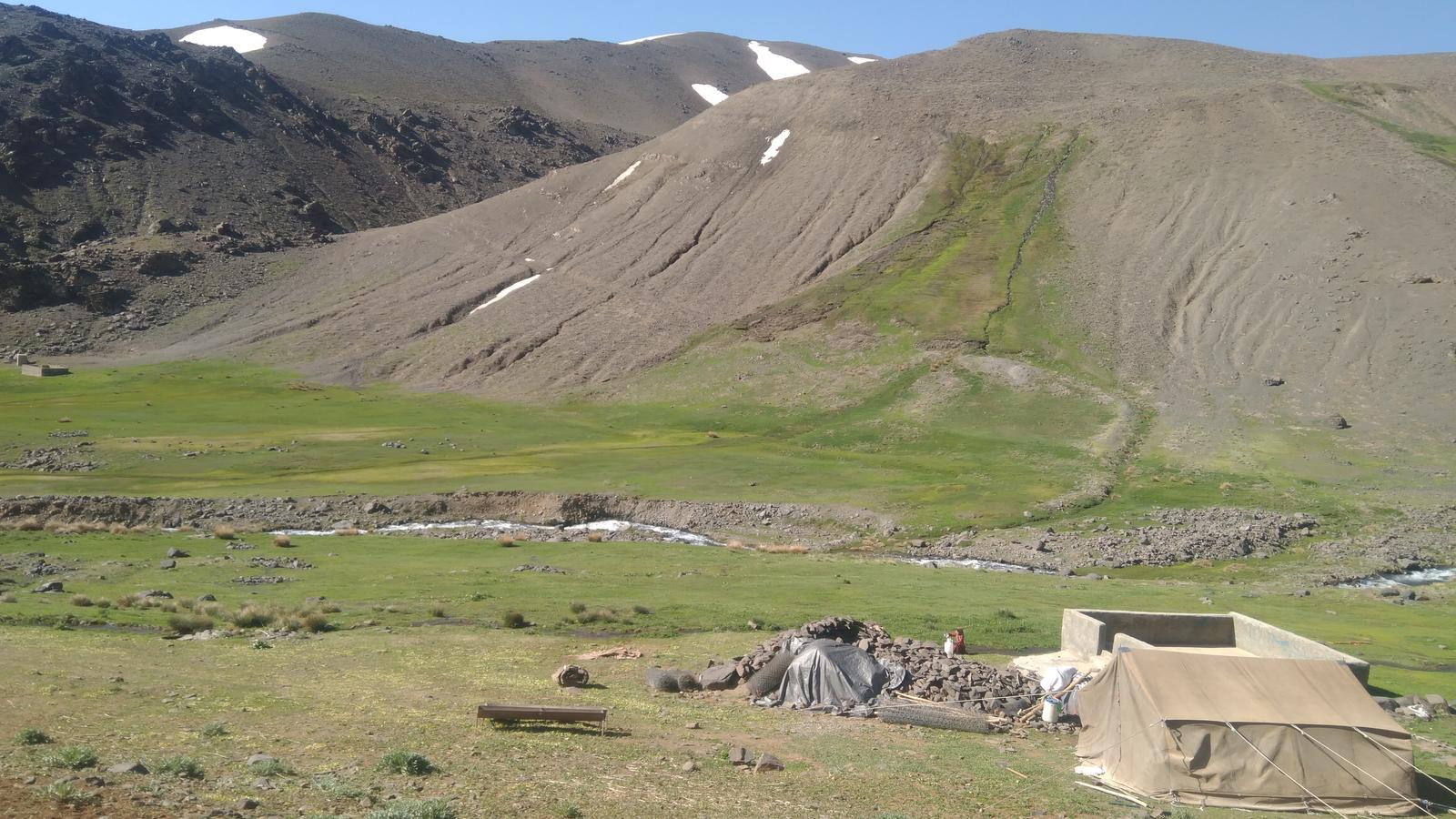 عشایر مسیر قله شاه نشین, Nomads In Route of Shahneshin Peak