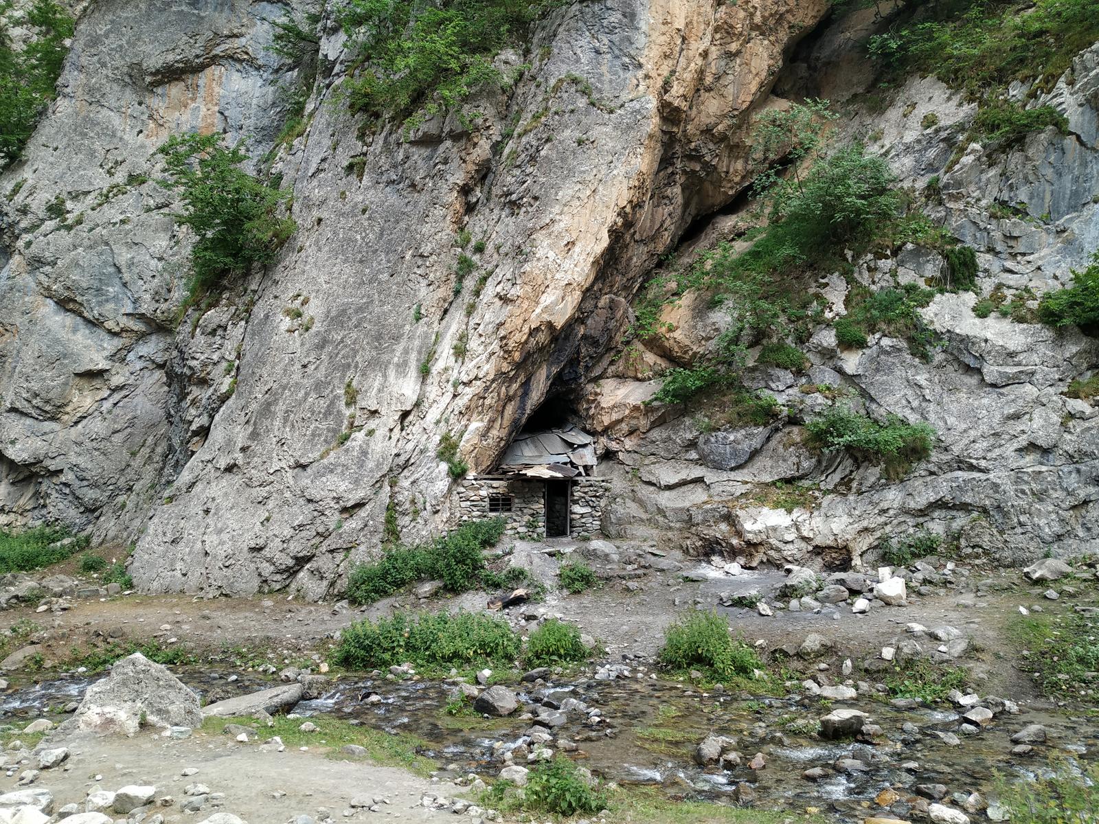 جانپناه یادبود در دره هرتنگ, Yadbud Shelter in Hertang Valley