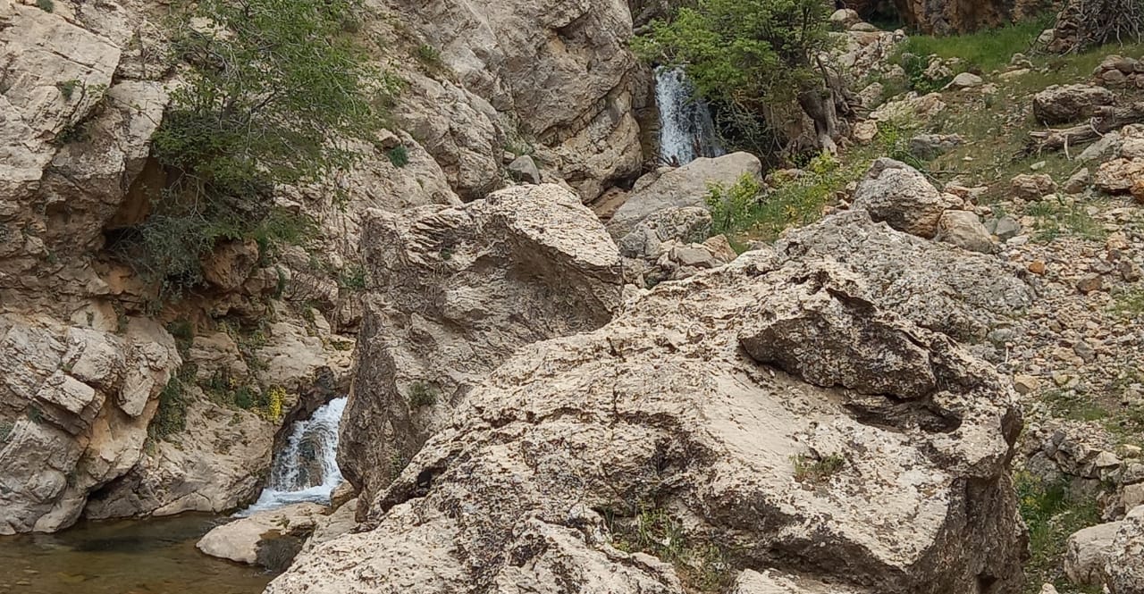 آبشارهای زیبا در نزدیکی رودخانه ترکی